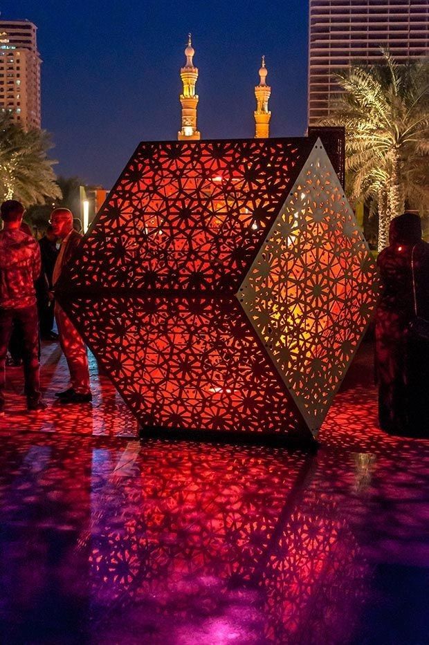 Светящийся арт-объект в виде кубов